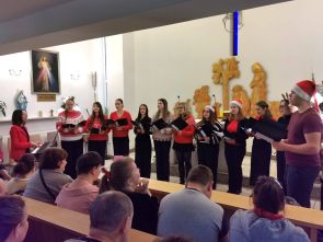 młodzież podczas koncertu w kaplicy domu