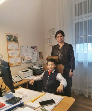 pani dyrektor wraz z przedszkolakiem w jej gabinecie