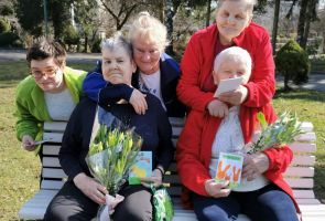 Mieszkańcy Domu prezentują otrzymane kartki świąteczne