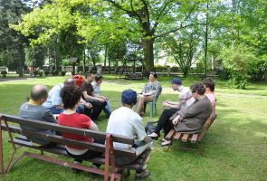 zajęcia z psychologiem w podgrupie odbywające się w ogrodzie