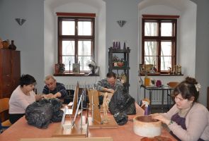 uczestnicy podczas zajęć w  pracowni ceramiki