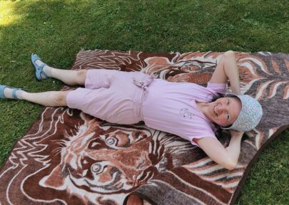 odpoczywająca na kocu mieszkanka