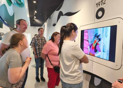 Mieszkańcy zwiedzający Studio