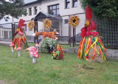 dekoracja dożynkowa przed placówką