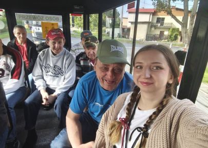 mieszkańcy z terapeutka podczas wycieczki