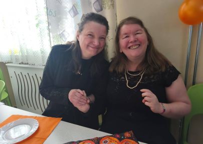 uśmiechnięte mieszkanki pozują do zdjęcia