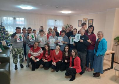 mieszkańcy z gośćmi podczas spotkania integracyjnego